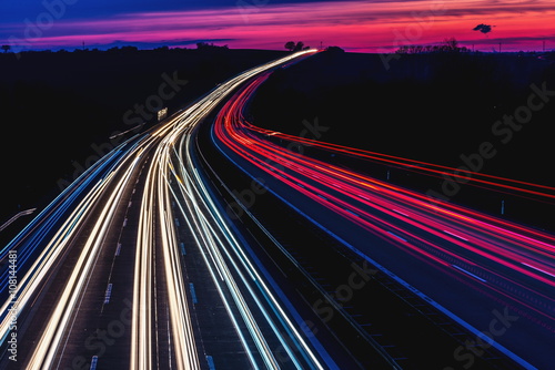 Fotografía Lichtspuren der Autos, Autobahn bei Nacht