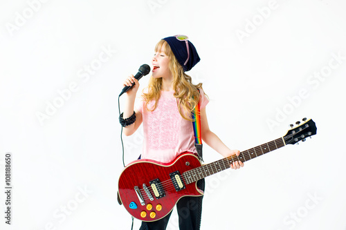 Plakat mała dziewczynka z mikrofonem