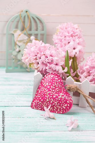 Fotovorhang - Hyacinths flowers in wooden box and decorative  red heart (von daffodilred)