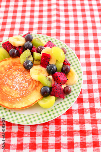 おいしそうなパンケーキとフルーツ Stock 写真 Adobe Stock