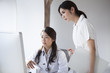 © Monet - Doctors and nurses are looking at the screen of a personal computer