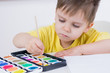 © Racle Fotodesign - kleinkind malt mit bunten wasserfarben