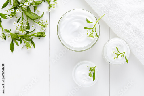 Fotografía Herbal bodycare cosmetic hygienic cream with flowers skincare product wellness a