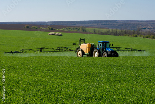 Zdjęcie XXL Ciągnik oprysków pestycydów w polu pszenicy