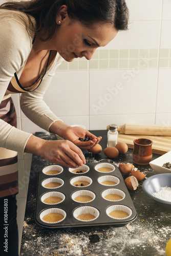 Fotografía Beautiful woman Preparing Cookies And Muffins.