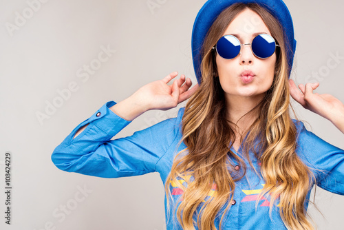 Fotografía Cool hipster student woman wearing eyewear glasses