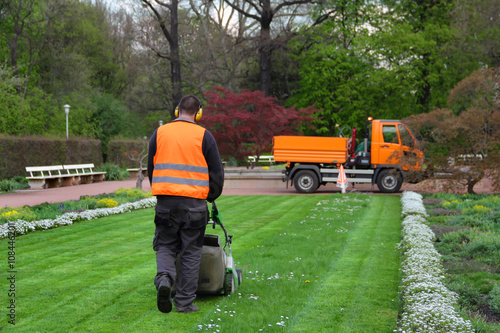 Landschaftsgärtner mäht Rasen im Park – kaufen Sie dieses Foto und