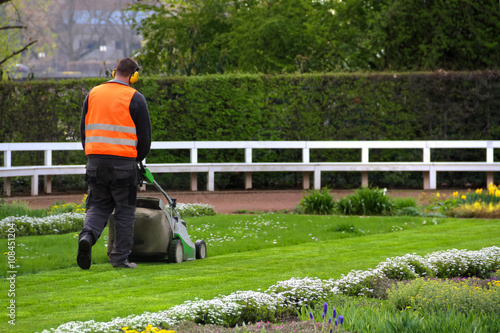 Landschaftsgärtner mäht Rasen im Park – kaufen Sie dieses Foto und