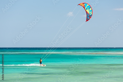 Dekoracja na wymiar  nieznany-kitesurfer-surfujacy-po-plaskiej-lazurowej-wodzie-oceanu-atlantyckiego-w-corralejo-fuerteventura