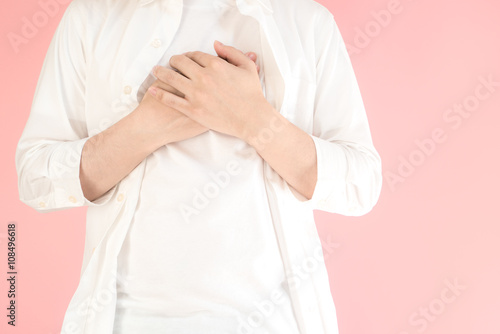 胸を手で押さえる男性 Stock Photo Adobe Stock 胸を手で押さえる男性 Stock Photo Adobe Stock