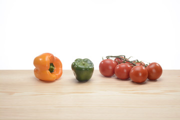 Wall Mural - Bodegón con verduras sobre fondo de madera