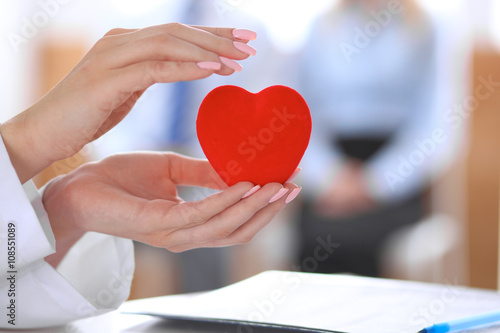 Fotografía Female doctor with stethoscope holding heart