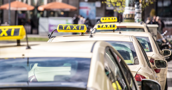taxifahrer warten in berlin am alexanderplatz auf fahrgäste