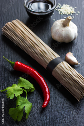 Fotografía Ingredientes de comida asiática sobre fondo negro