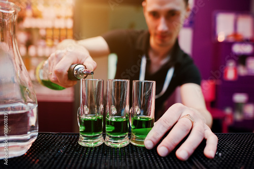 Fotografía Barman preparing green mexican cocktail drink at the bar