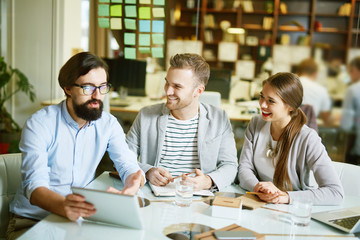 Canvas Print - Instructing young colleagues