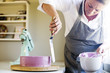 © annaia - kvinna jämnar till den lila tårtan