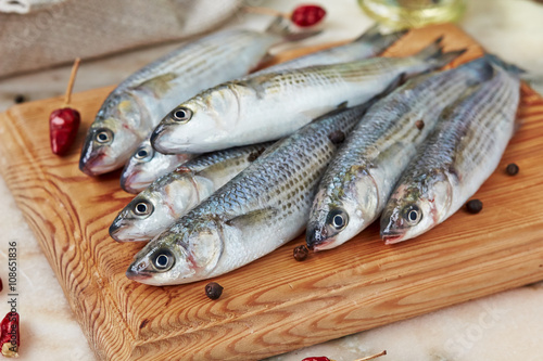 Fruits de mer - rouget de poisson frais avec des épices sur la carte de capture Poster Mural XXL