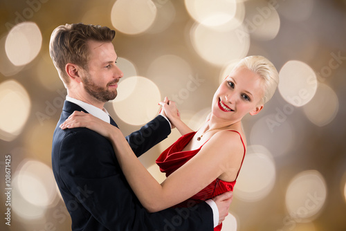 Fototapeta na szkło Młoda Para Taniec Na Tle Bokeh
