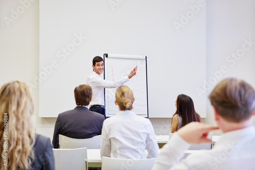 Fotografía Geschäftsmann hält Vortrag beim Seminar