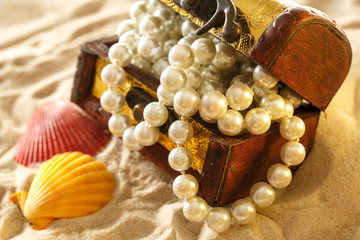 Wall Mural - Treasure chest with seashells and pearl