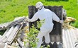 Trabajador retira vertido ilegal de amianto en la naturaleza