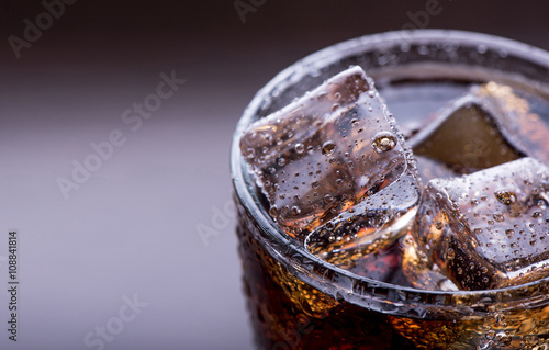 Fotomural Cerca de un refresco con hielo