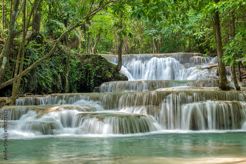 Foto-Leinwand mit Rahmen - Beautiful deep forest waterfall in Thailand (von yotrakbutda)