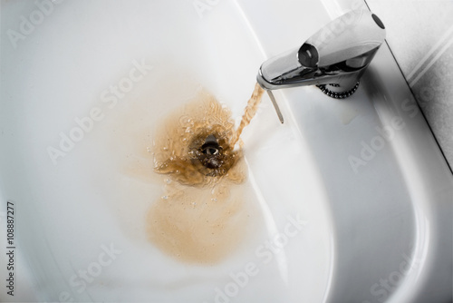 Fotografía Brown agua sucia cayendo en un fregadero