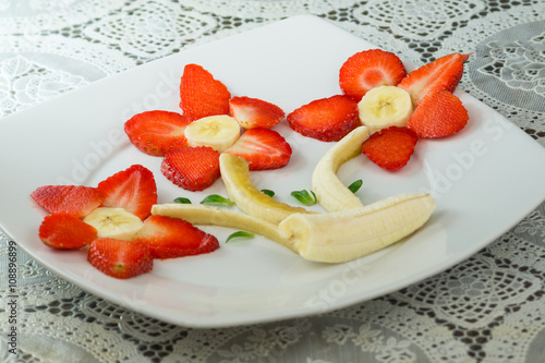 Composizione Di Fragole E Banane Fiore Creato Con Fragola E Banana In Primo Piano Food Di Frutta Stock Photo Adobe Stock