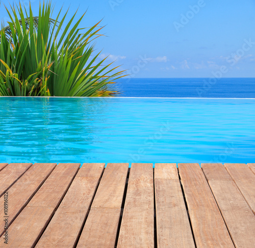 Fotografie, Obraz piscine à débordement avec vue sur l'océan.