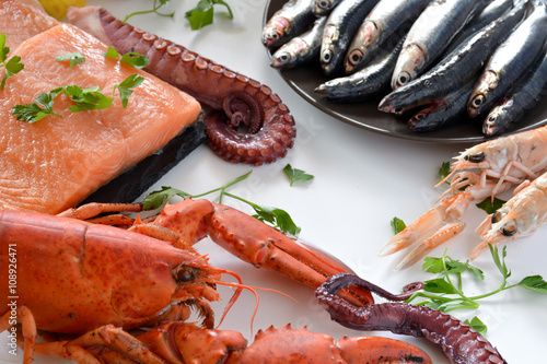 Photographie De nombreux types de poissons sur la table.