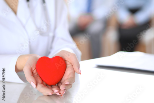 Fotografía Female doctor with stethoscope holding heart