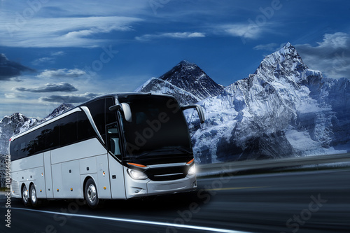 Plakat Autobus w górach