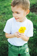 chłopiec z kwiatem