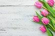  Rosa Tulpen auf weißem Holzhintergrund