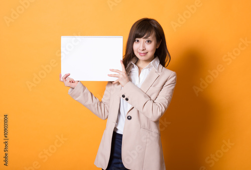 白いボードを掲げる日本人女性 Stock Photo Adobe Stock 白いボードを掲げる日本人女性 Stock Photo Adobe Stock