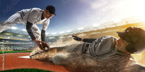 Obrazy baseball  dwoch-baseballistow-w-akcji