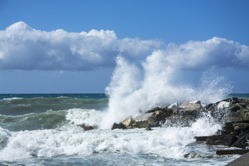  onde che si infrangono sugli scogli