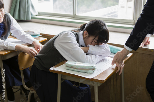 居眠りする女子生徒 Stock Photo Adobe Stock 居眠りする女子生徒 Stock Photo Adobe Stock