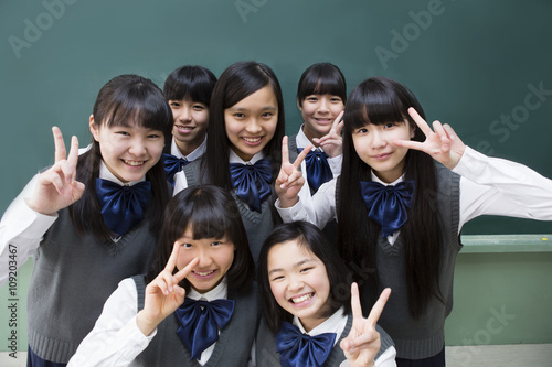 黒板の前でピースする女子生徒達 Stock Photo Adobe Stock 黒板の前でピースする女子生徒達 Stock Photo Adobe Stock