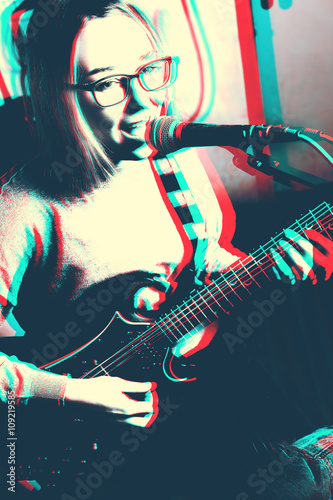 Fotoboard na płycie Ilustracja sztuki młodej kobiety gry na gitarze elektrycznej i śpiewając do mikrofonu