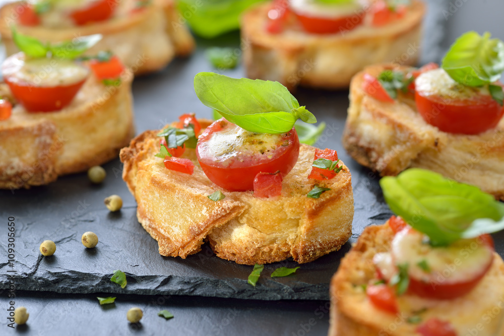 Überbackene Brötchen mit Tomaten, Mozzarella, Olivenöl und Basilikum ...