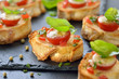 © kab-vision - Überbackene Brötchen mit Tomaten, Mozzarella, Olivenöl und Basilikum, mit grünem Pfeffer pikant gewürzt - Hot starters: Crispy baked crostini with tomato, mozzarella, olive oil, garlic and basil