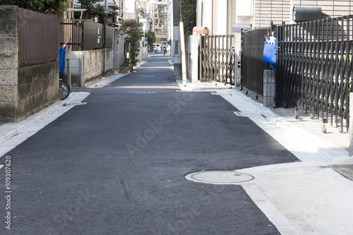 住宅 新築時の接道セットバック イメージ 狭い路地 東京 都心 緊急車両道幅確保 Stock 写真 Adobe Stock