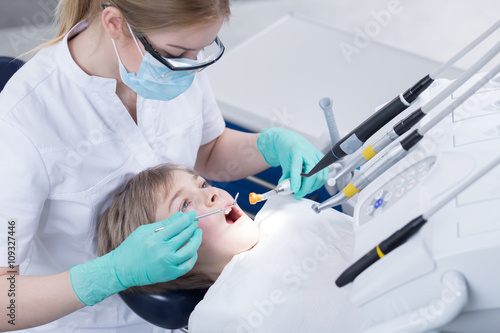 Fotografering Brave little patient suffering from caries