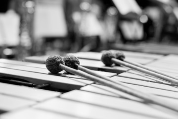 Sticker - Drumsticks lying on the vibraphone in black and white