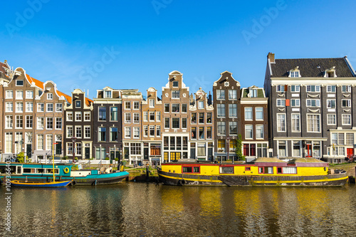 Dekoracja na wymiar  domy-nad-kanalem-w-centrum-amsterdamu