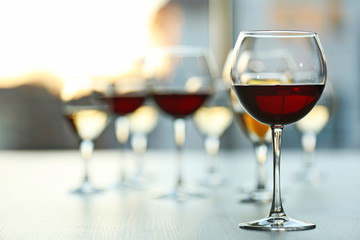 Canvas Print - Glasses of wine on light blurred background