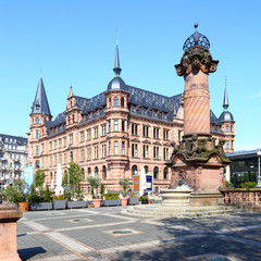 Sticker - Wiesbaden, Neues Rathaus. Rechts die Marktsäule. (April 2016)